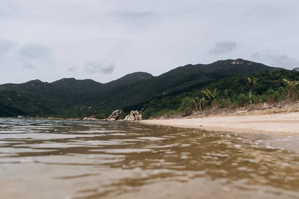 きれいな海の海岸にロッキー山脈の眺め — ストック写真