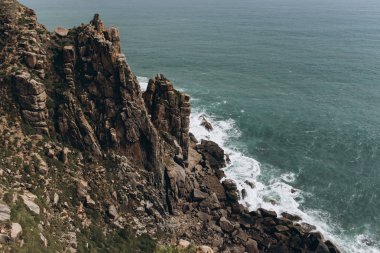 Kayalık sahil ve deniz dalgaları görünümünü