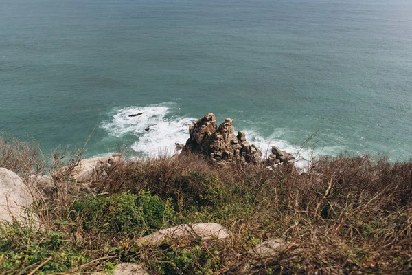 Kayalık Sahil Deniz Dalgaları Görünümünü — Stok fotoğraf