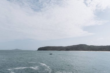 Yalnız gemi denizde ışığında görünümünü