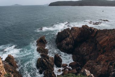 Doğal görünümü deniz arka plan ve kayalık uçurum