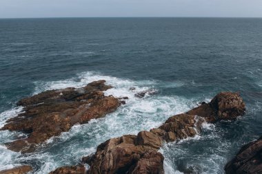 Kayalık uçurum ve deniz arka plan havadan görünümü