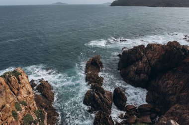 Doğal görünümü deniz arka plan ve kayalık uçurum
