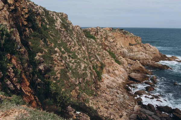 Сценический Вид Скалистой Скалы Морского Фона — стоковое фото
