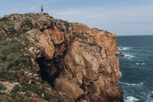 Adam Cliff Deniz Arka Plan Üzerinde Ayakta Doğal Görünümünü — Stok fotoğraf