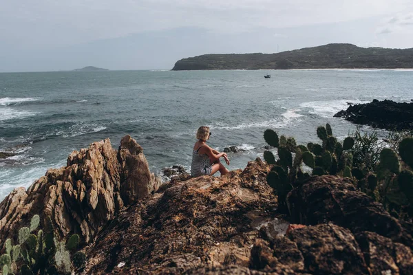 Mulher Usando Óculos Sentados Penhasco Fundo Marinho — Fotografia de Stock