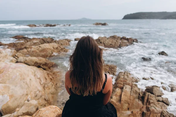 Visão Traseira Morena Jovem Mulher Sentada Penhasco — Fotografia de Stock