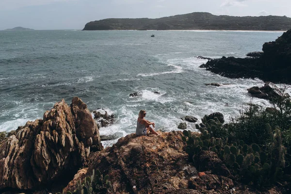 Mavi Okyanusun Kayalık Sahil Üzerinde Plaj Elbiseli Genç Kadın — Stok fotoğraf