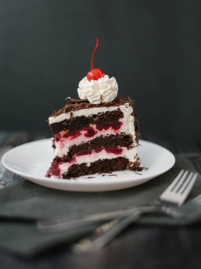 Closeup görünümü süslü çikolatalı kek kiraz ve doldurma yoğurt ile