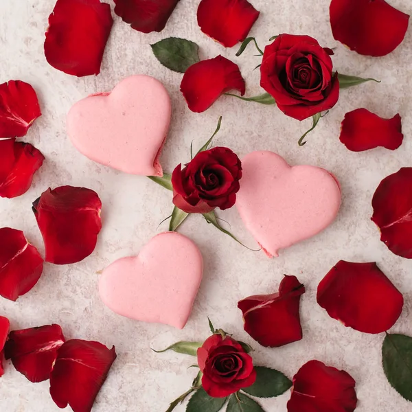 Festival pink Çerezler ve arka plan üzerinde kırmızı yaprakları ile Sevgililer günü arka plan