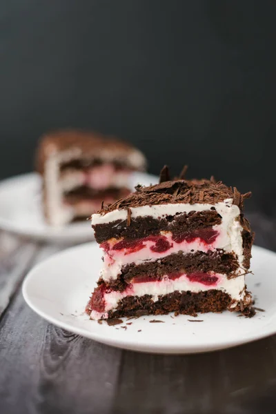 Vista Cercana Trozos Pastel Chocolate Con Cerezas Relleno Yogur Servido — Foto de Stock