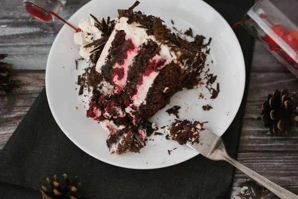 Schokoladenkuchen Mit Kirschen Und Joghurtfüllung Auf Weißem Teller Mit Gabel — Stockfoto