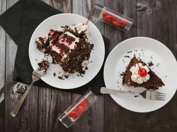 Schokoladenkuchen Mit Kirschen Und Joghurtfüllung Auf Weißen Tellern — Stockfoto