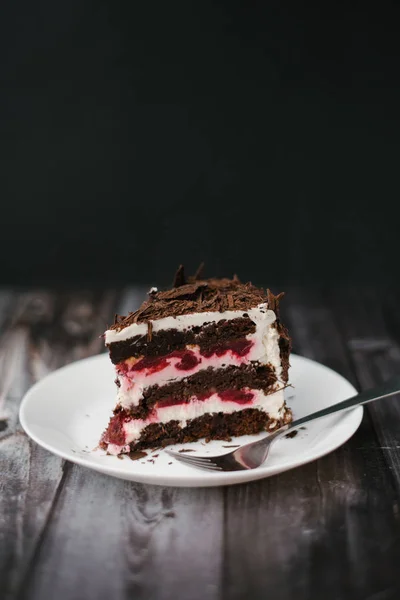 Pastel Chocolate Con Cerezas Relleno Yogur Servido Plato Blanco Con — Foto de Stock