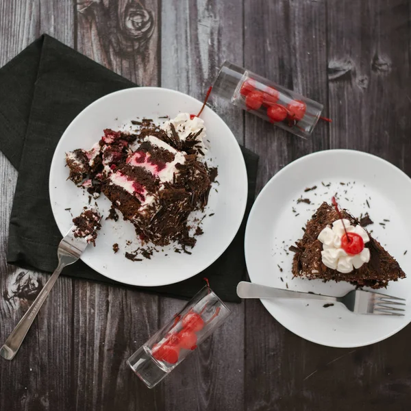 Schokoladenkuchen Mit Kirschen Und Joghurtfüllung Auf Weißen Tellern — Stockfoto