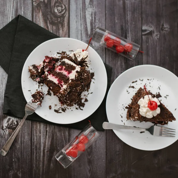 Vista Superior Bolo Chocolate Com Cerejas Enchimento Iogurte Servido Pratos — Fotografia de Stock