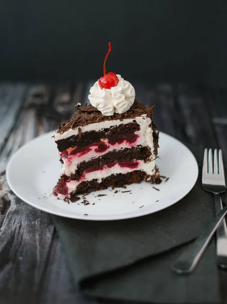 Nahaufnahme Von Dekorierten Schokoladenkuchen Mit Kirschen Und Joghurtfüllung — Stockfoto