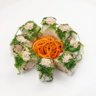 Japon maki sushi ile kızartılmış yengeç et dilimlenmiş yosunlar ve daire içinde Kore havuç ile devam eder