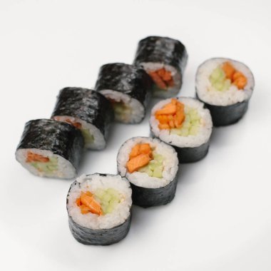 Japon rulo somon ve salatalık ile