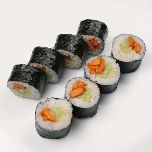 Japanische Rolle Mit Lachs Und Gurke Auf Weißem Teller — Stockfoto