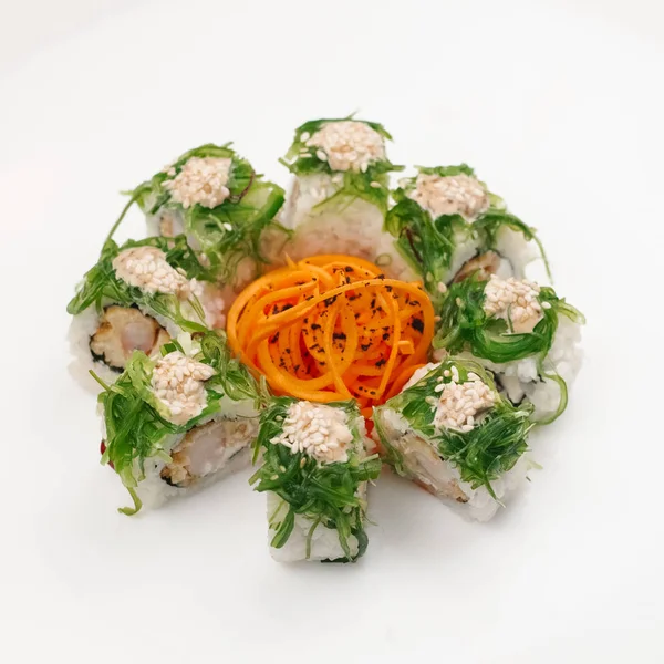 Ιαπωνικά Maki Sushi Τηγανητά Καβούρι Κρέατα Σερβίρονται Φέτες Φύκια Και — Φωτογραφία Αρχείου