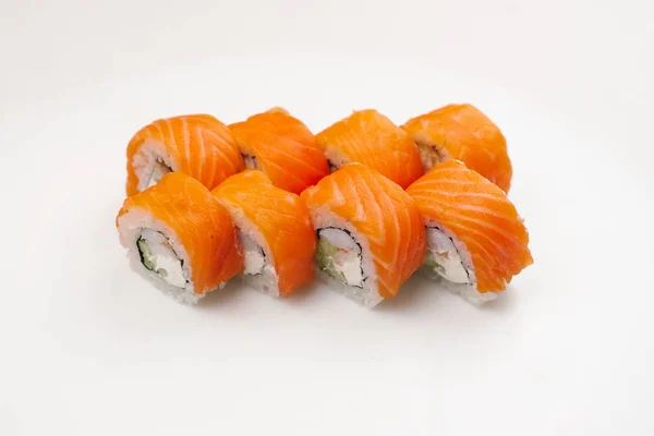 Giapponese Philadelphia Maki Sushi Servito Piatto Bianco — Foto Stock