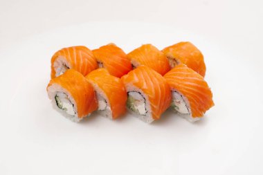 Beyaz tabakta Japon Philadelphia rulo