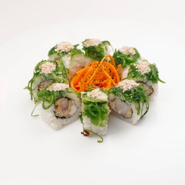 Japon maki sushi ile kızartılmış yengeç et dilimlenmiş yosunlar ve daire içinde Kore havuç ile devam eder