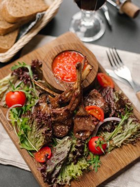 Kiraz domates, roka, marul ve ahşap tabak baharatlı sosu ile servis Kuzu Izgara raf Görünümü Kapat