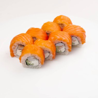 Beyaz tabakta Japon Philadelphia maki rulo