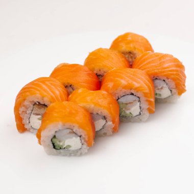 Beyaz tabakta closeup görünümü Japon Philadelphia rulo