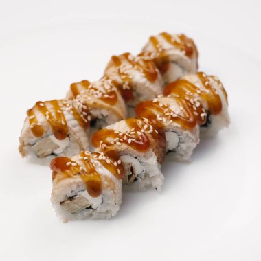 Japonca füme yılan balığı, philadelphia ve teriyaki sos ile rulo