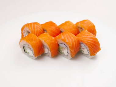 Beyaz tabakta Japon Philadelphia rulo
