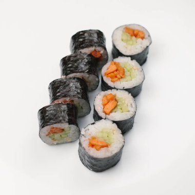 Japon rulo somon ve salatalık ile