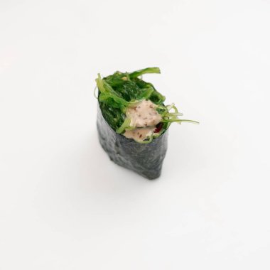 Beyaz tabakta Japon suşi nigiri somon havyar ve yosunlar
