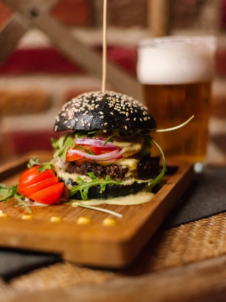 Hamburguesa Queso Black Prince Servida Con Rúcula Tomate Rodajas Plato — Foto de Stock