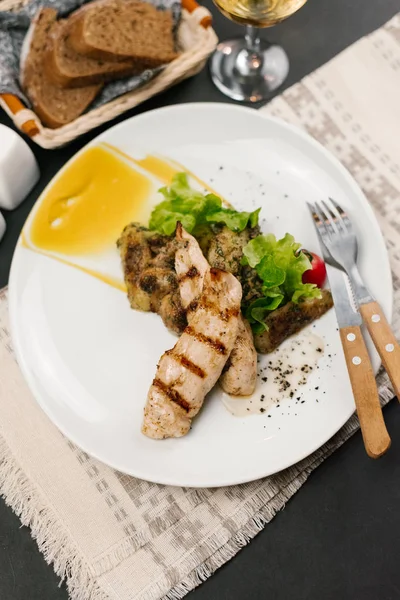 テーブルの上のナイフとフォークで白い皿の上野菜おいしい焼肉のクローズ アップ — ストック写真