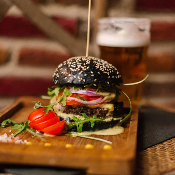 Vista Cercana Hamburguesa Con Queso Black Prince Servida Con Hojas — Foto de Stock