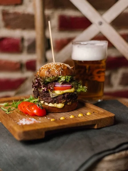 Closeup View Wooden Dish Hamburger Served Arugula Sliced Tomato Cold — Stock Photo, Image