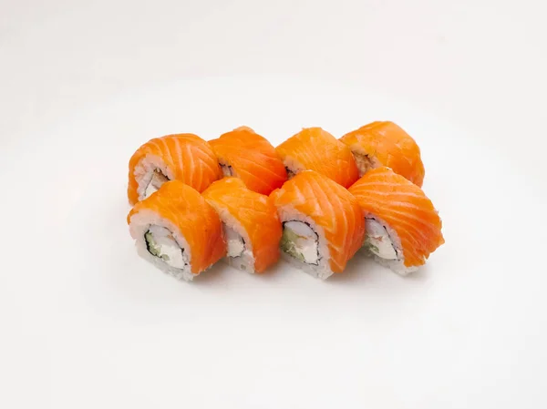 Rouleau Maki Japonais Philadelphie Servi Sur Assiette Blanche — Photo