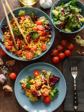 Ayrıntı görünümü, Mısır, domates, marul, lahana ve maydanoz ile baharatlı sos vejetaryen salatası