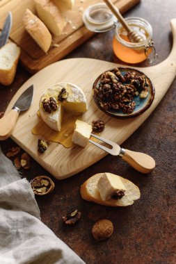 Brie, ceviz ve baget ile lezzetli yemek Üstten Görünüm.