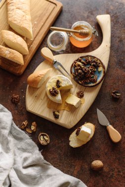 Tatlım, brie, ceviz ve dilimlenmiş baget ile iştah açıcı yemek görünümünü.