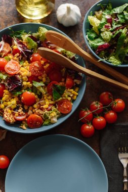 Ayrıntı görünümü, Mısır, domates, marul, lahana ve maydanoz ile baharatlı sos vejetaryen salatası