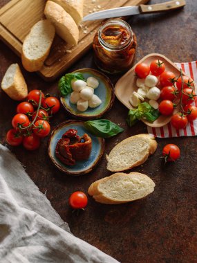 Kiraz domates, mozzarella ve kurutulmuş domates ile baget sandviçler için ahşap masa yılları arasında görev yapmıştır.