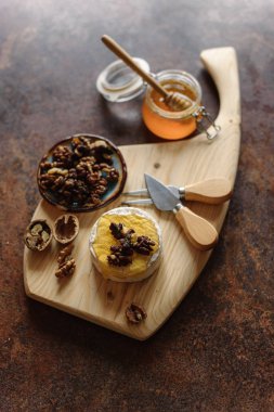 Tatlım kavanoz ve ceviz ile iştah açıcı brie ile gıda kompozisyon ahşap masaya servis.