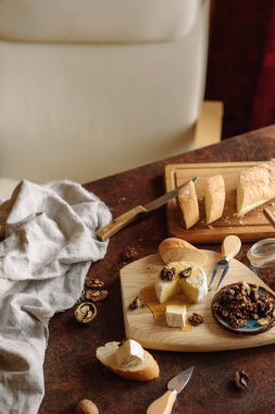 Brie, ceviz ve dilimlenmiş baget ile iştah açıcı yemek görünümünü.