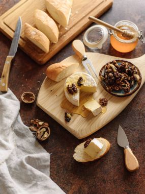 Tatlım, brie, ceviz ve dilimlenmiş baget ile iştah açıcı yemek görünümünü.
