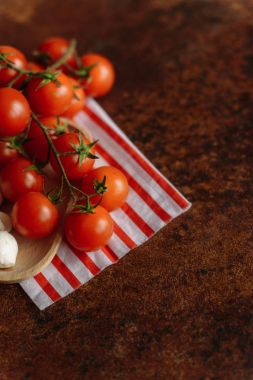 Kiraz domates ahşap kase mozzarella topları ile görünümünü