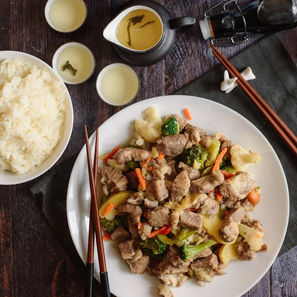 Schweinefleisch Süß Saurer Sauce Mit Brokkoli Paprika Karotten Und Blumenkohl — Stockfoto